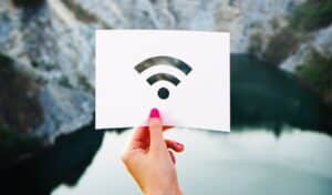 Lire la suite à propos de l’article PoE 48V : l’investissement intelligent pour vos bornes WiFi, caméras et téléphonie