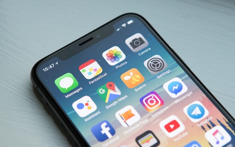 Personne consultant des avis Google sur smartphone