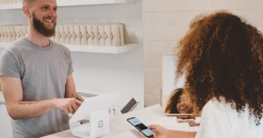 WiFi en Établissement : Comment Connecter Vos Clients Quand la 4G Ne Passe Pas