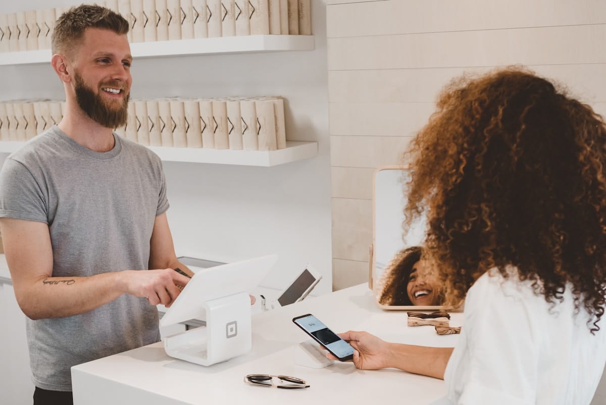 Client utilisant WiFi dans un établissement commercial
